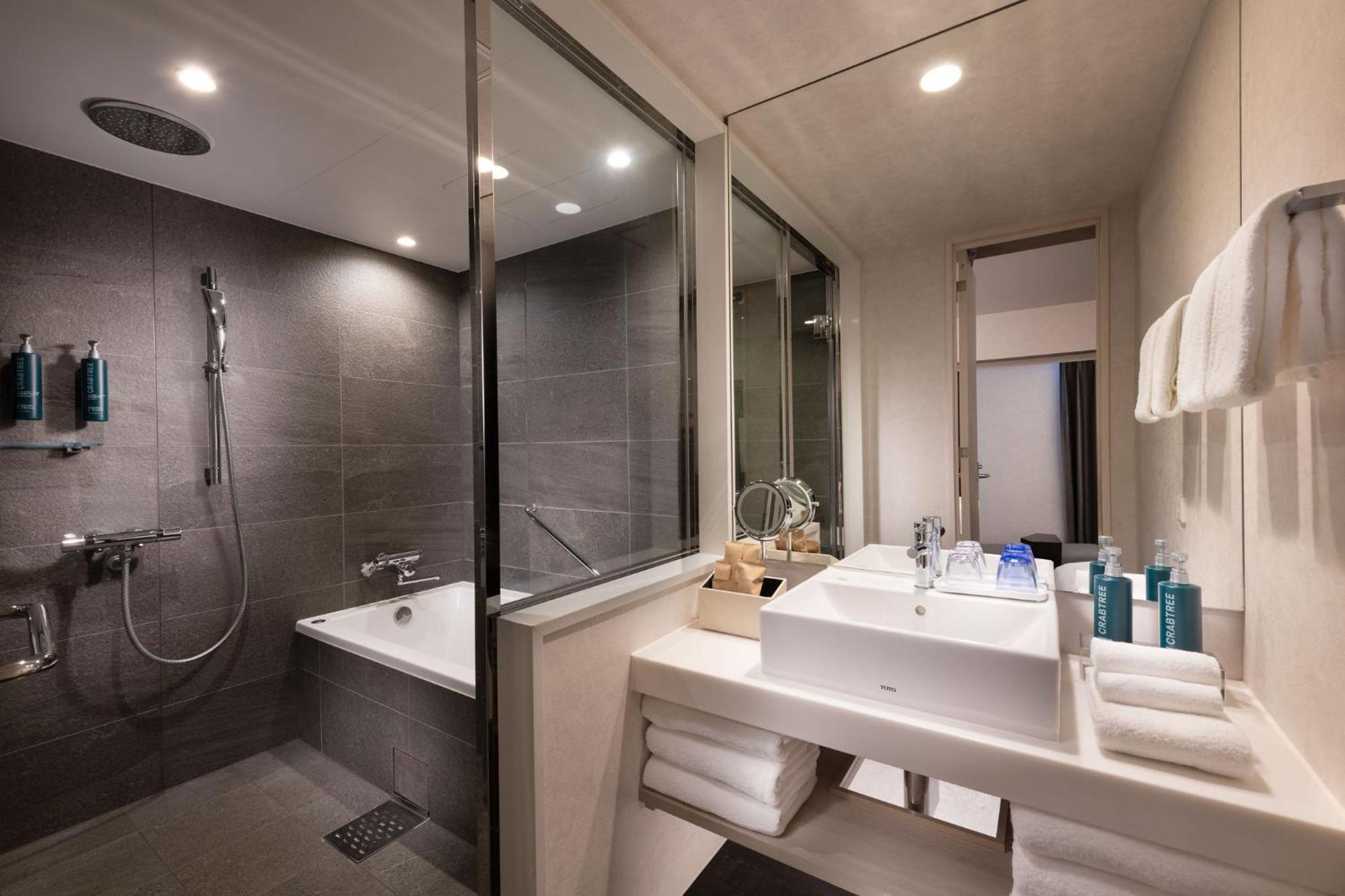 Doubletree By Hilton Tokyo Ariake Hotel Exterior photo