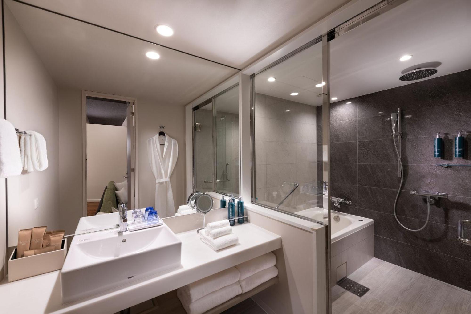 Doubletree By Hilton Tokyo Ariake Hotel Exterior photo